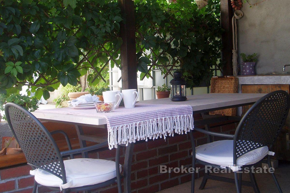 Samostojeća apartmanska kuća blizu plaže