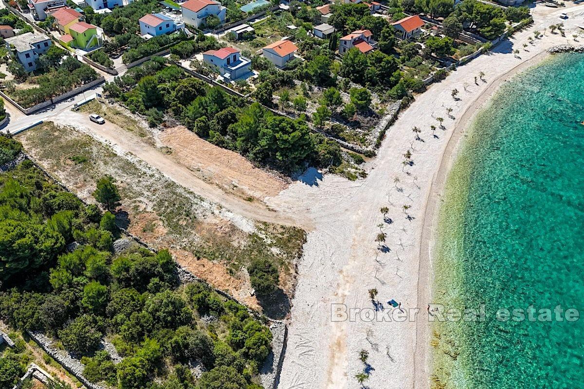 Exclusive plot, first row to the sea