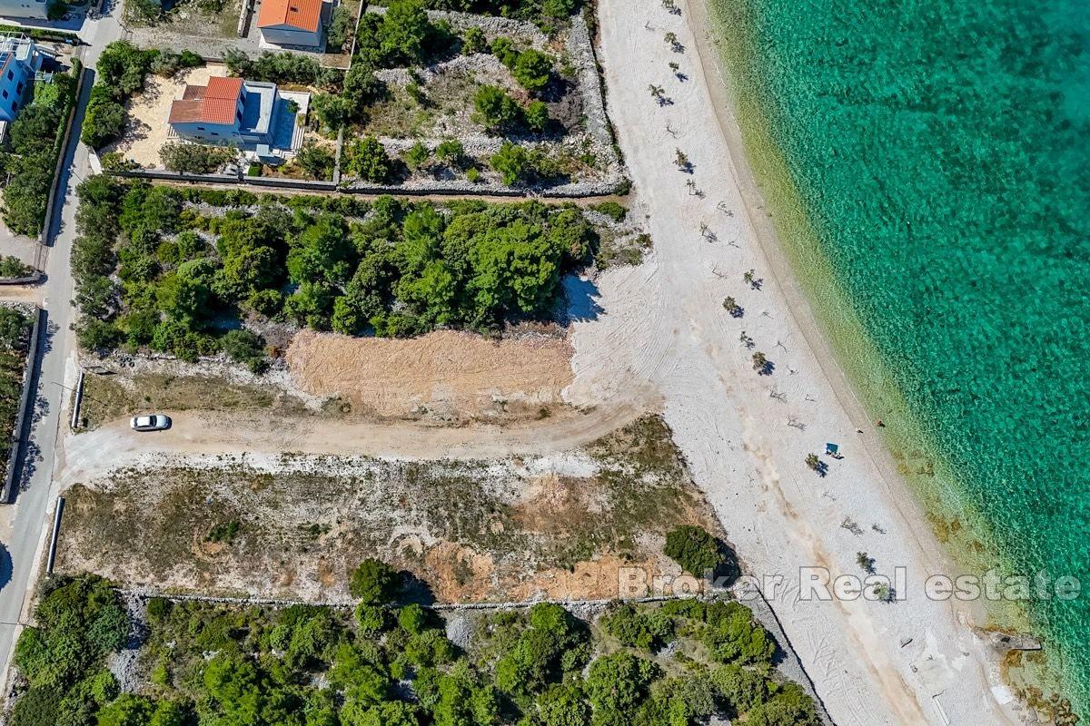 Exclusive plot, first row to the sea