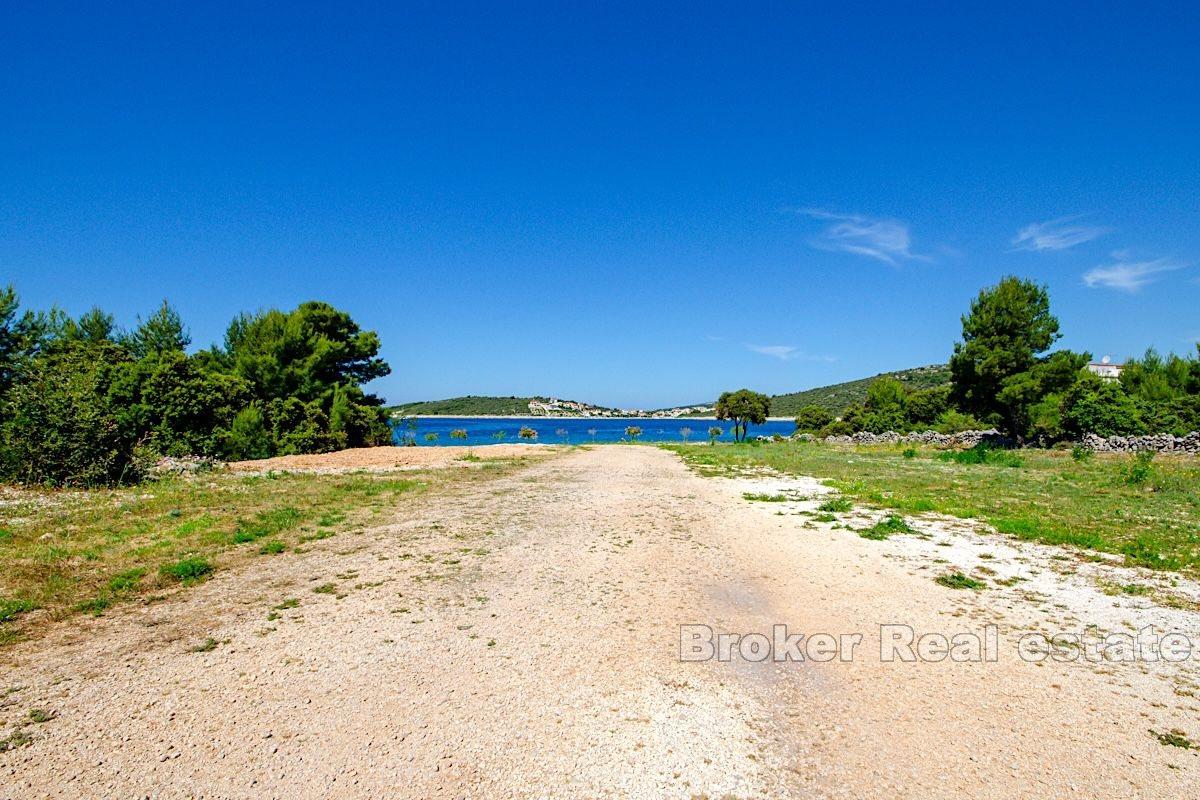 Exclusive plot, first row to the sea