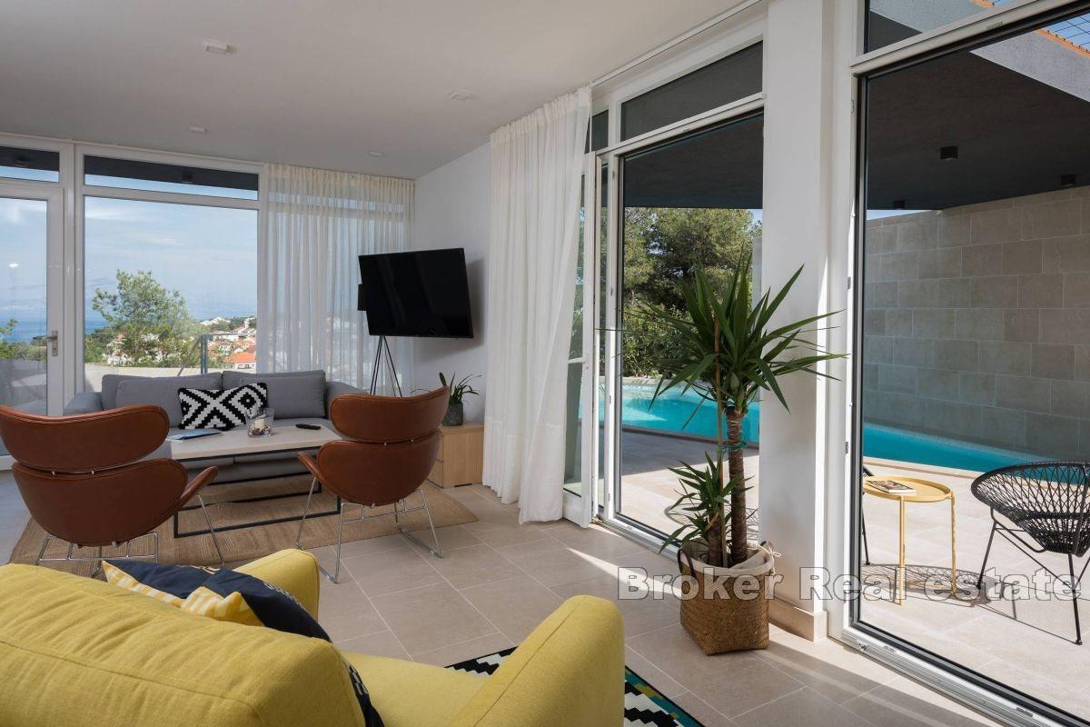 Moderní vila s bazénem a výhledem na moře