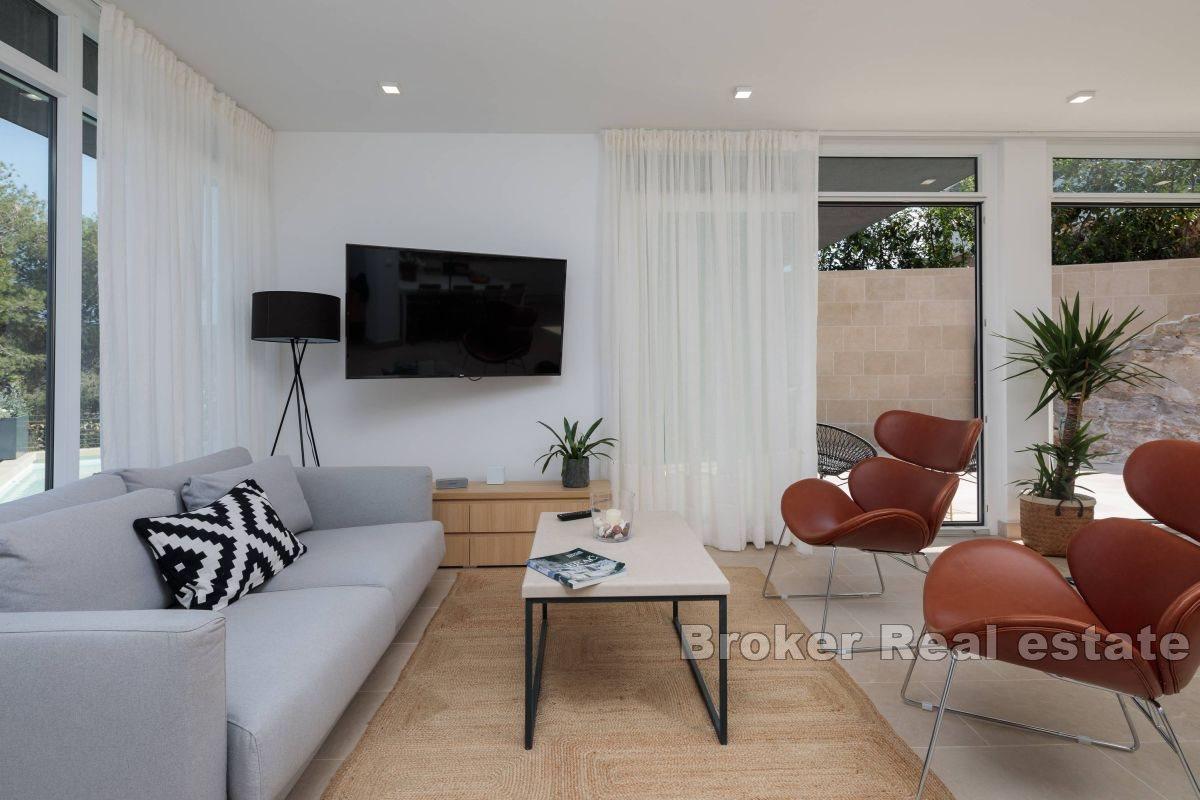 Moderní vila s bazénem a výhledem na moře