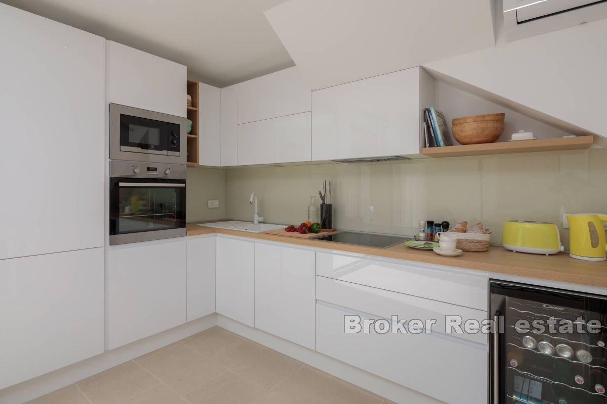 Moderní vila s bazénem a výhledem na moře