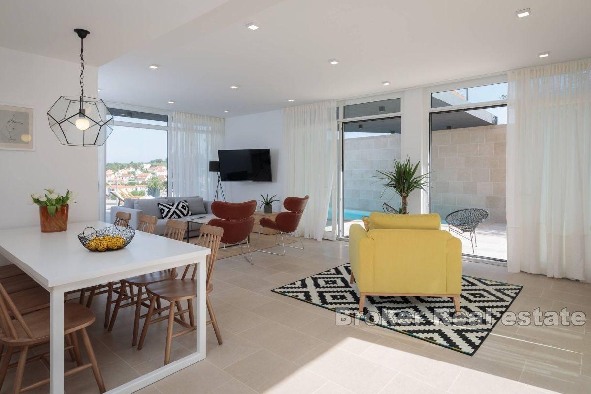 Moderní vila s bazénem a výhledem na moře