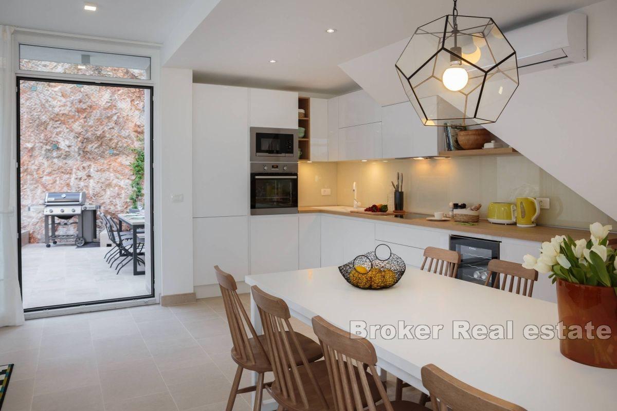 Moderní vila s bazénem a výhledem na moře