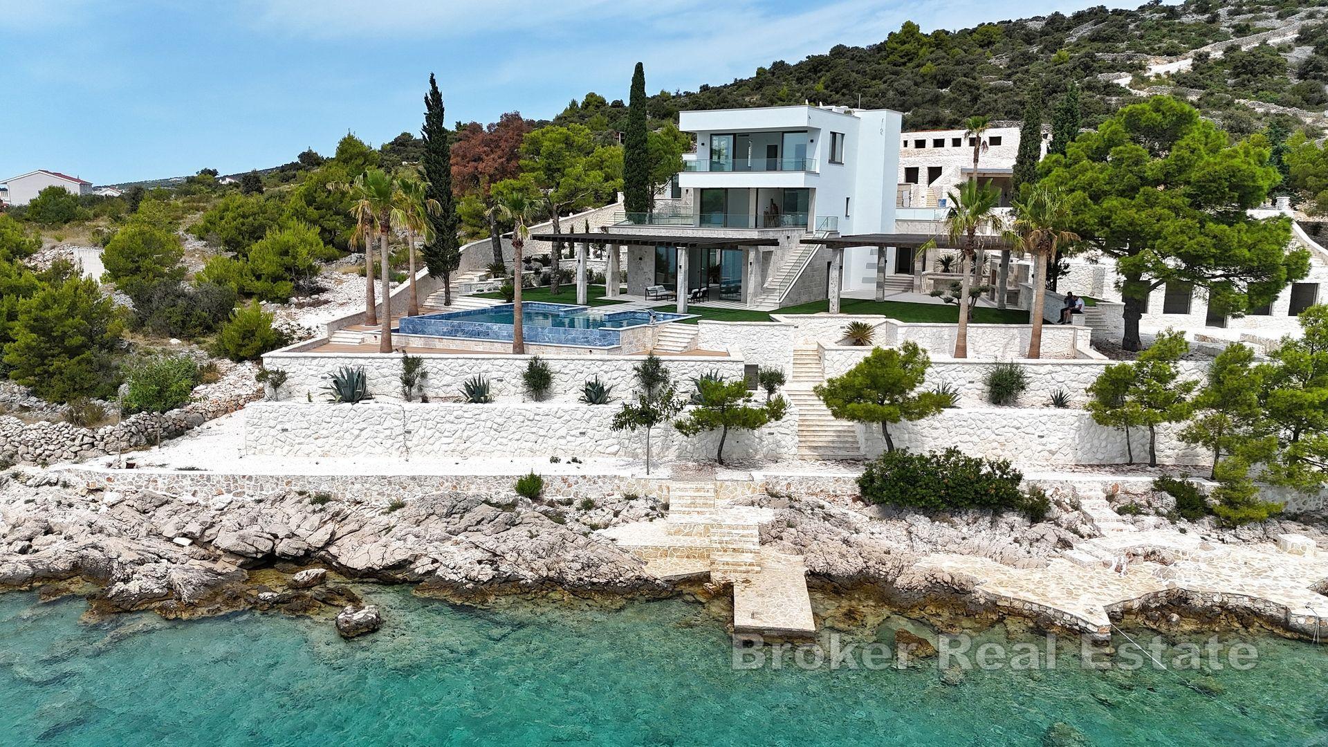 Villa moderne exclusive au premier rang de la mer