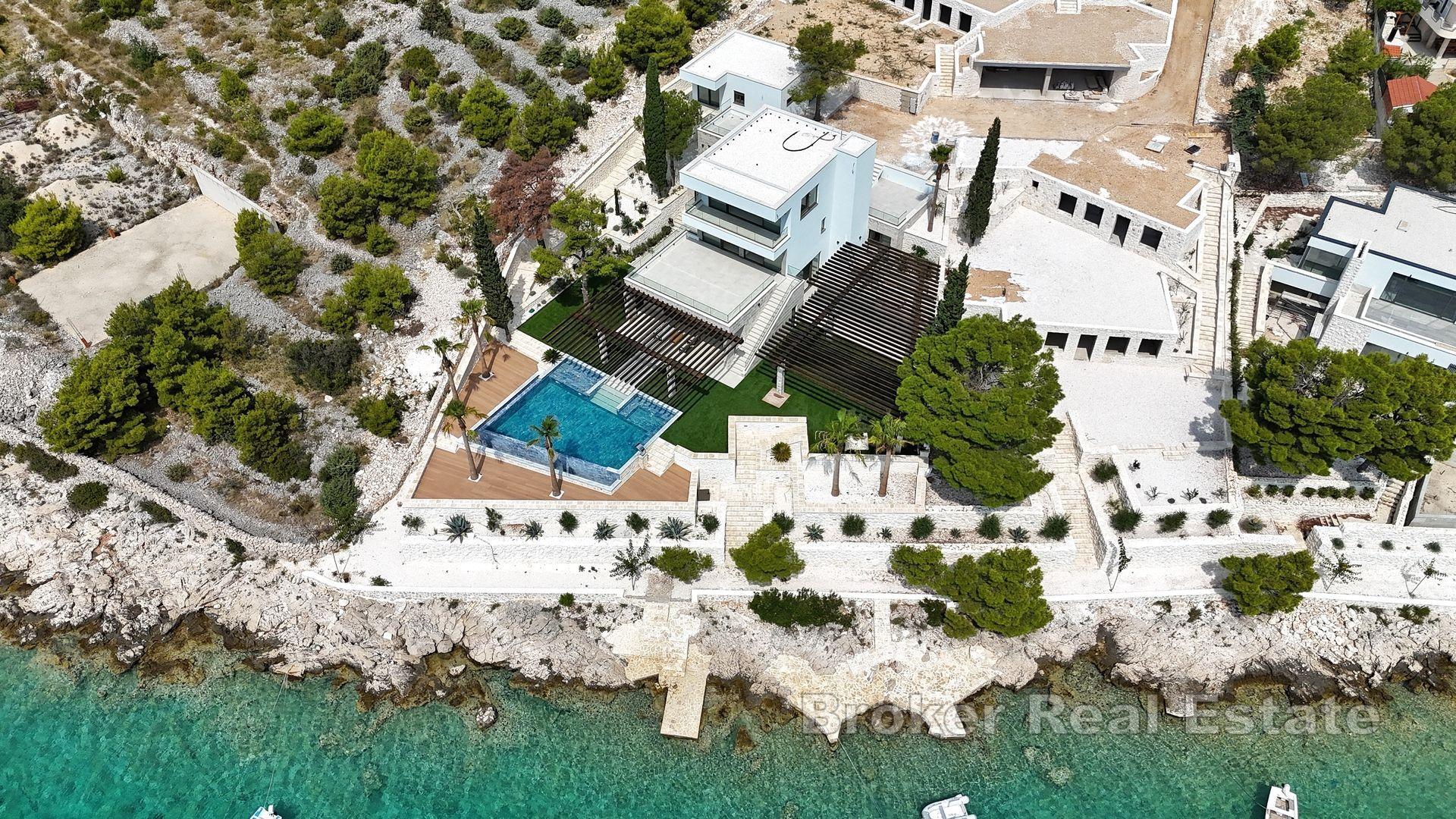 Villa moderne exclusive au premier rang de la mer