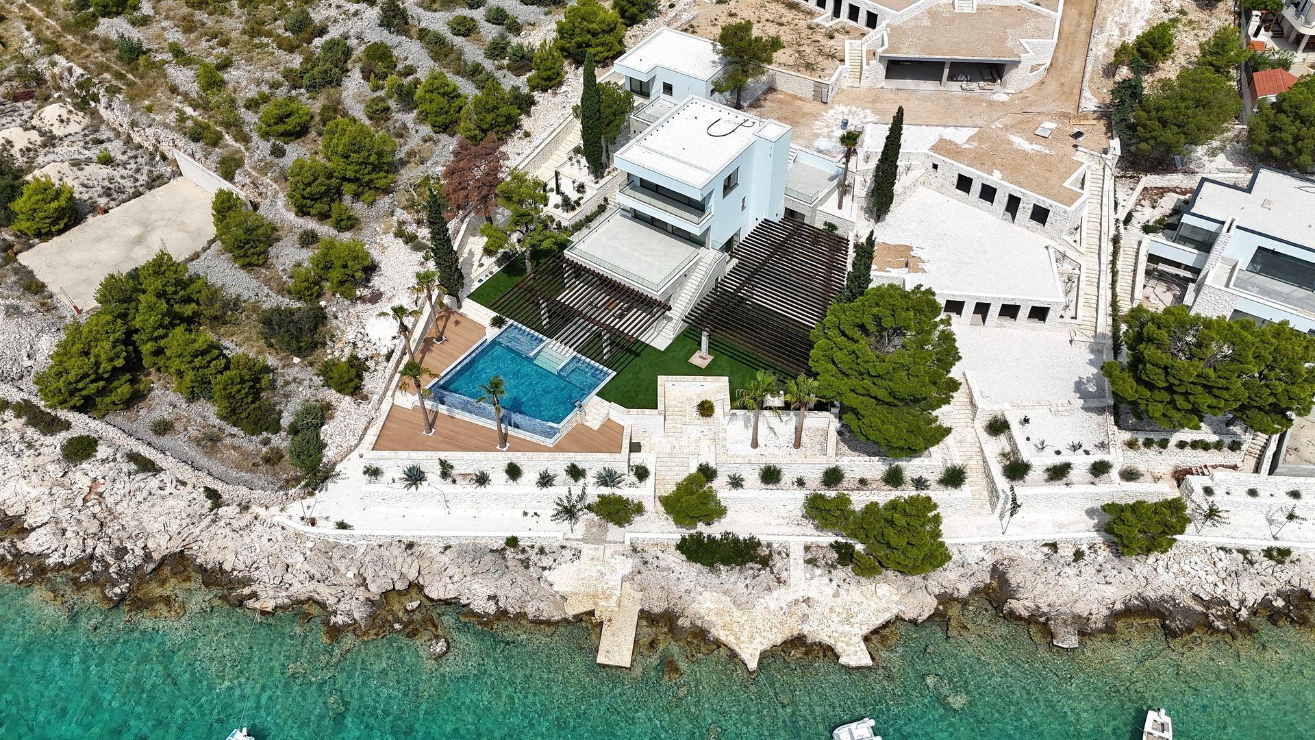 Ekskluzivna moderna vila prvi red do mora