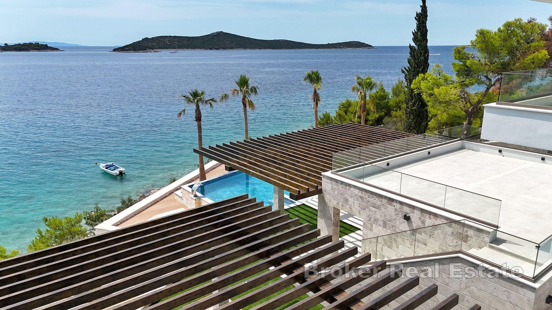 Villa moderne exclusive au premier rang de la mer