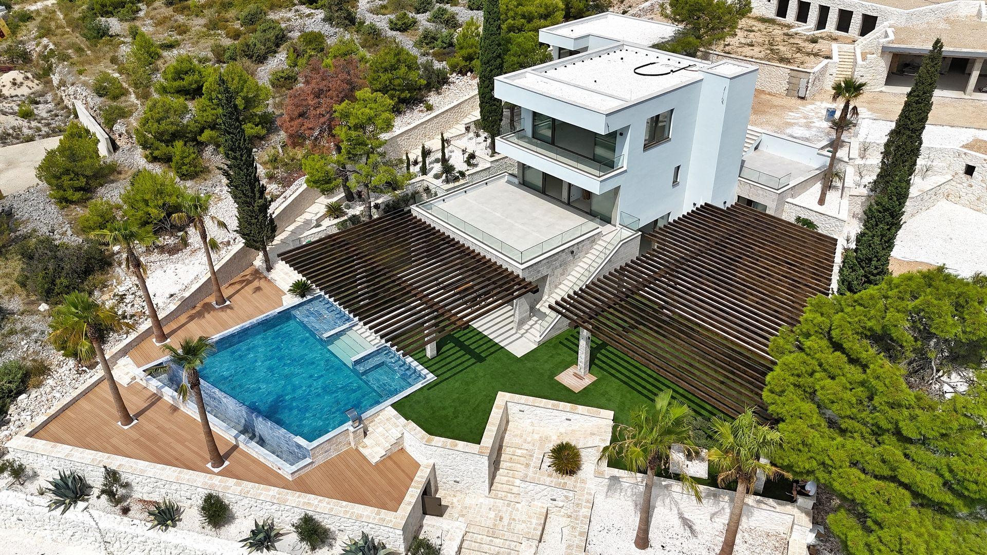 Ekskluzivna moderna vila prvi red do mora