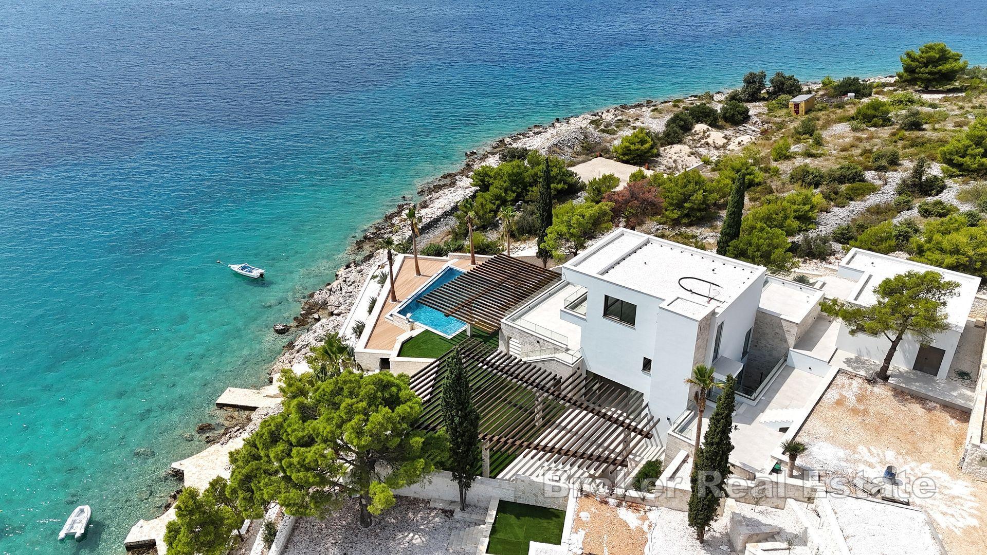 Villa moderne exclusive au premier rang de la mer