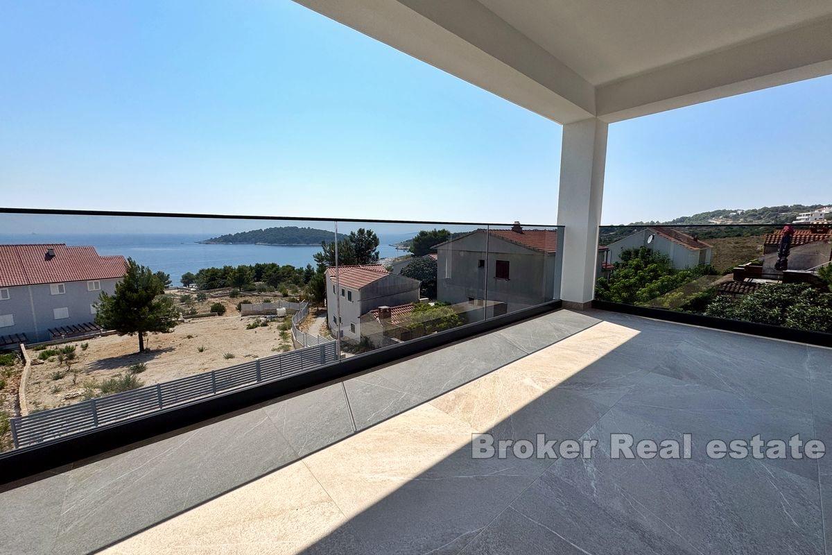 Современная трехкомнатная квартира с видом на море