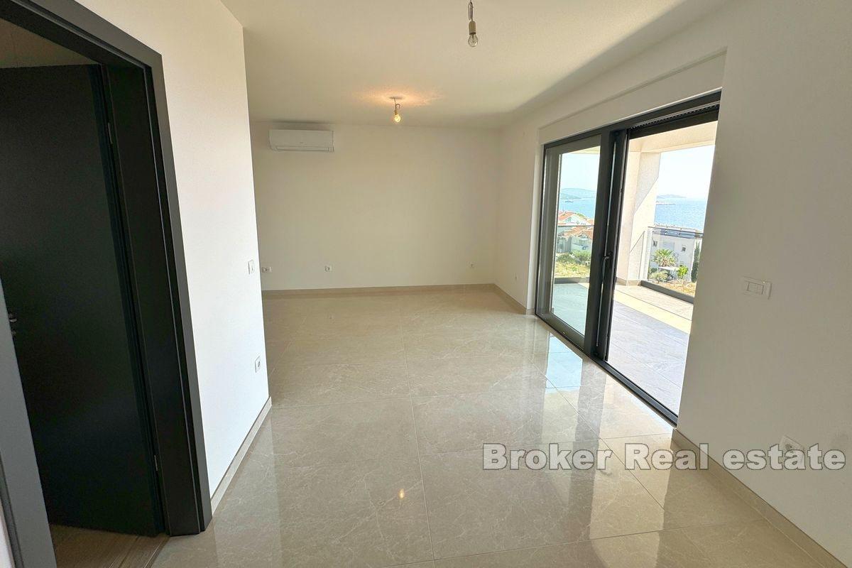 Современная трехкомнатная квартира с видом на море