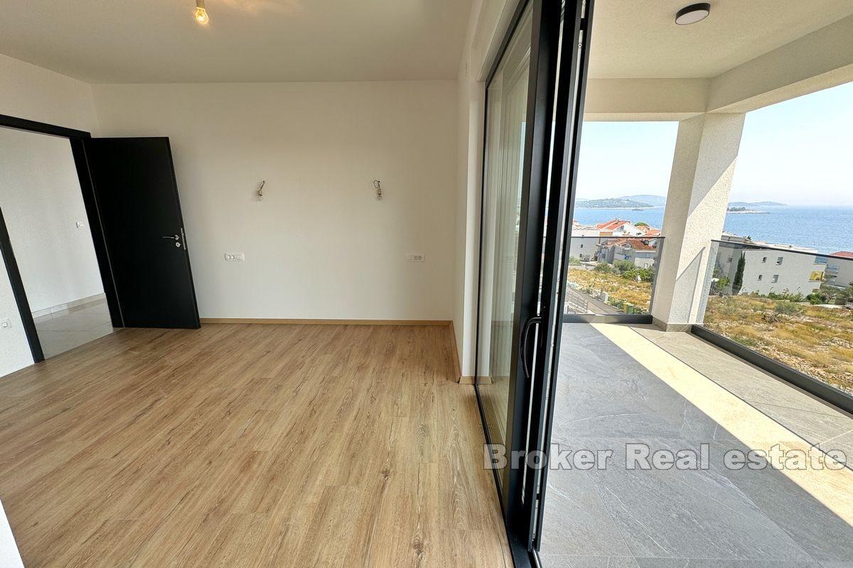 Современная трехкомнатная квартира с видом на море