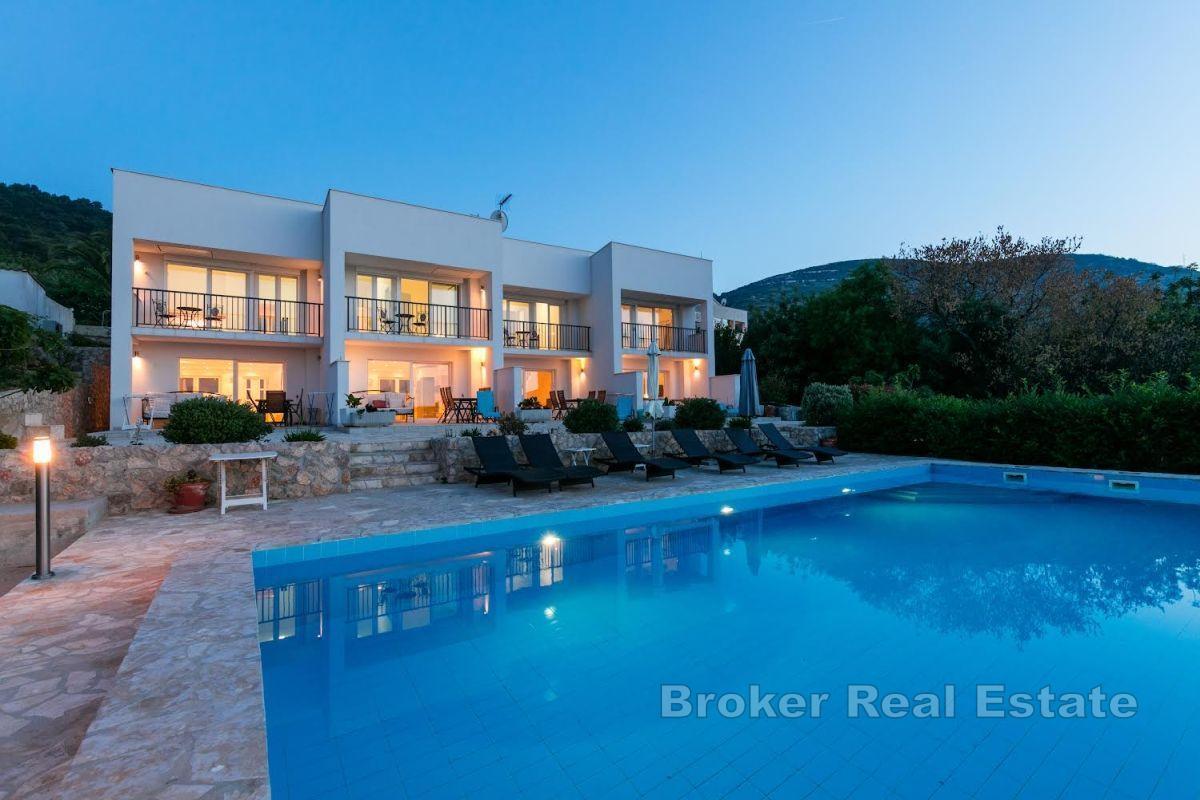 Многоквартирный дом с панорамным видом на море