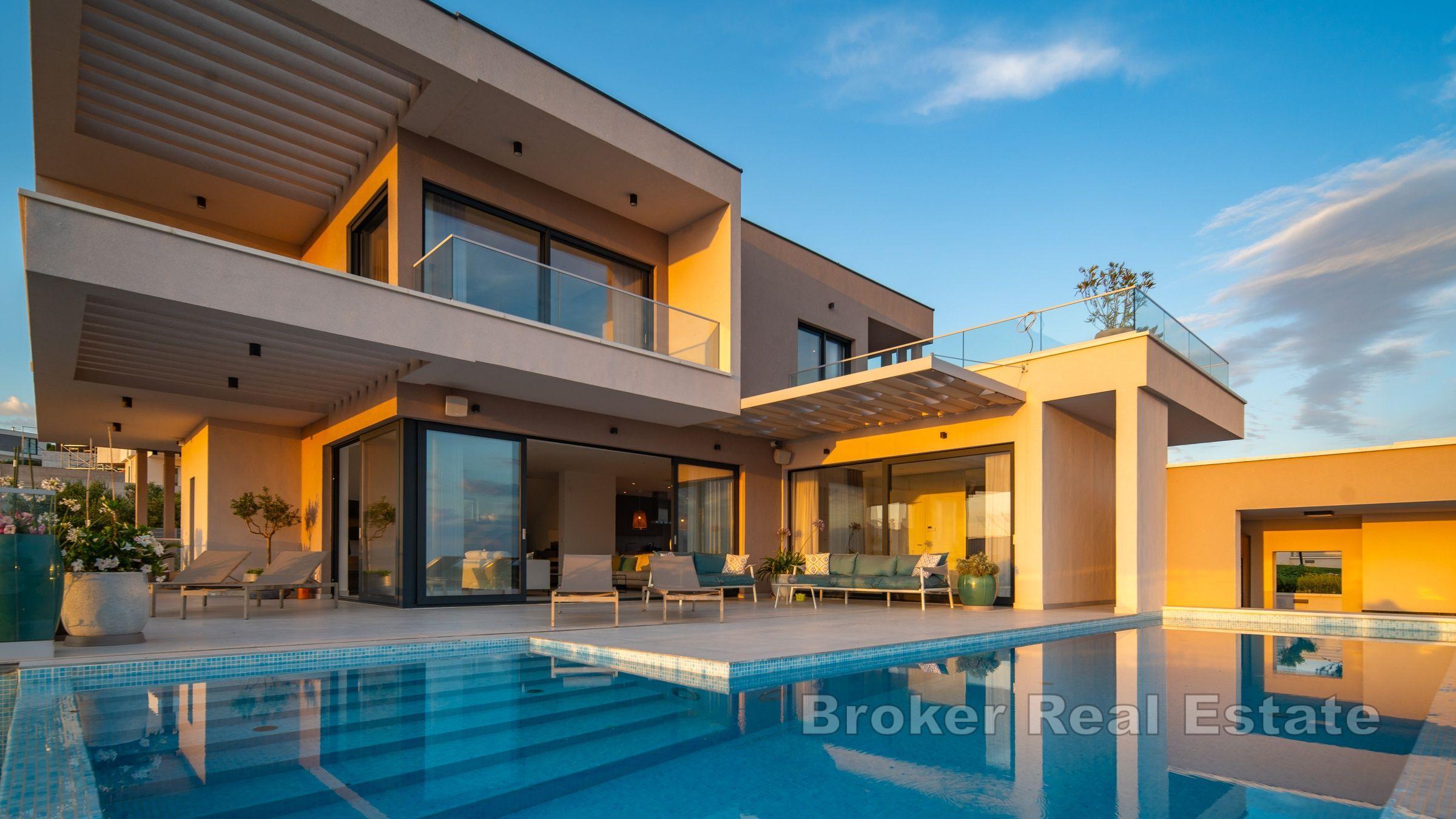 Villa de luxe en position dominante avec vue sur la mer