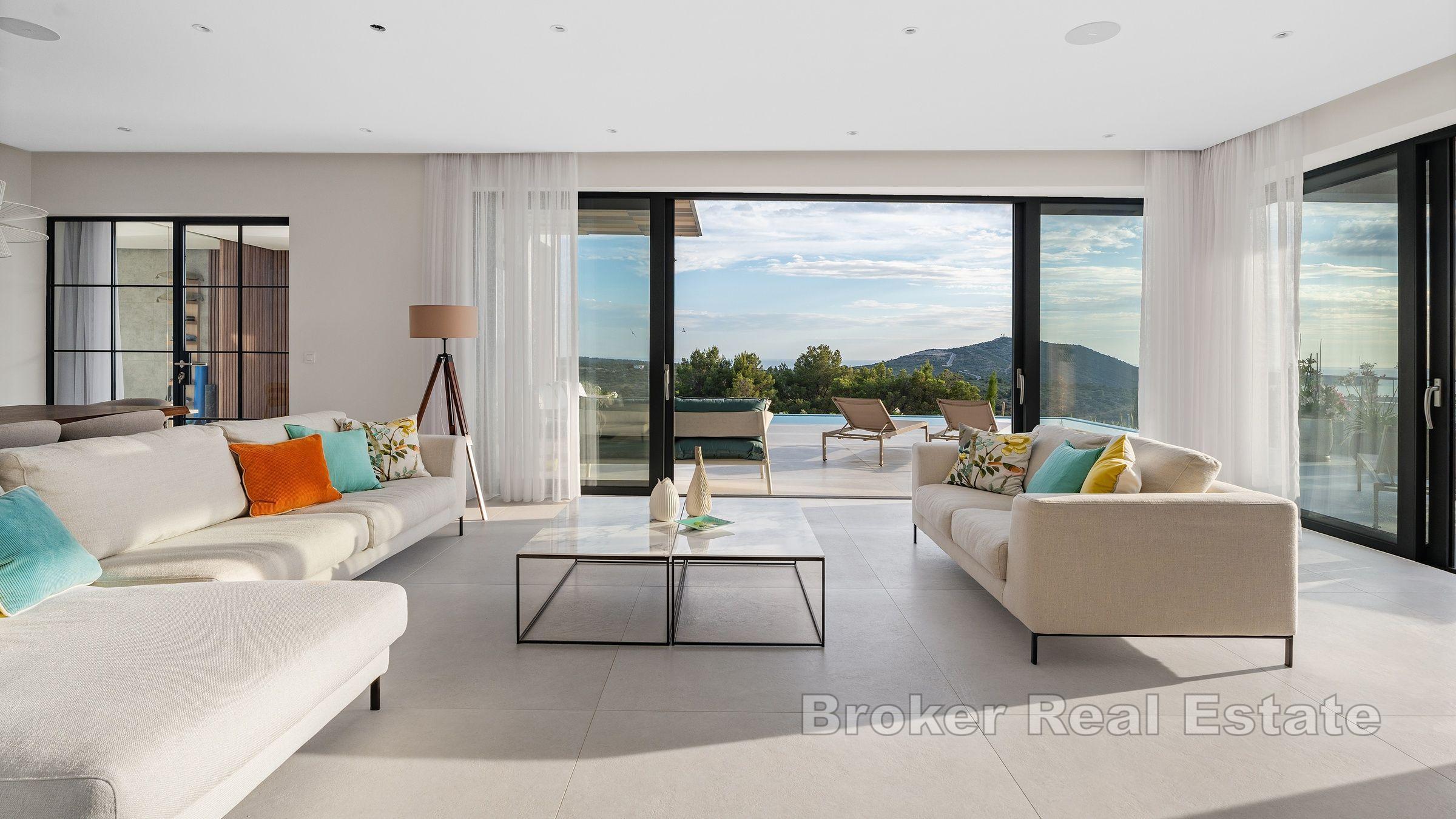 Villa de luxe en position dominante avec vue sur la mer