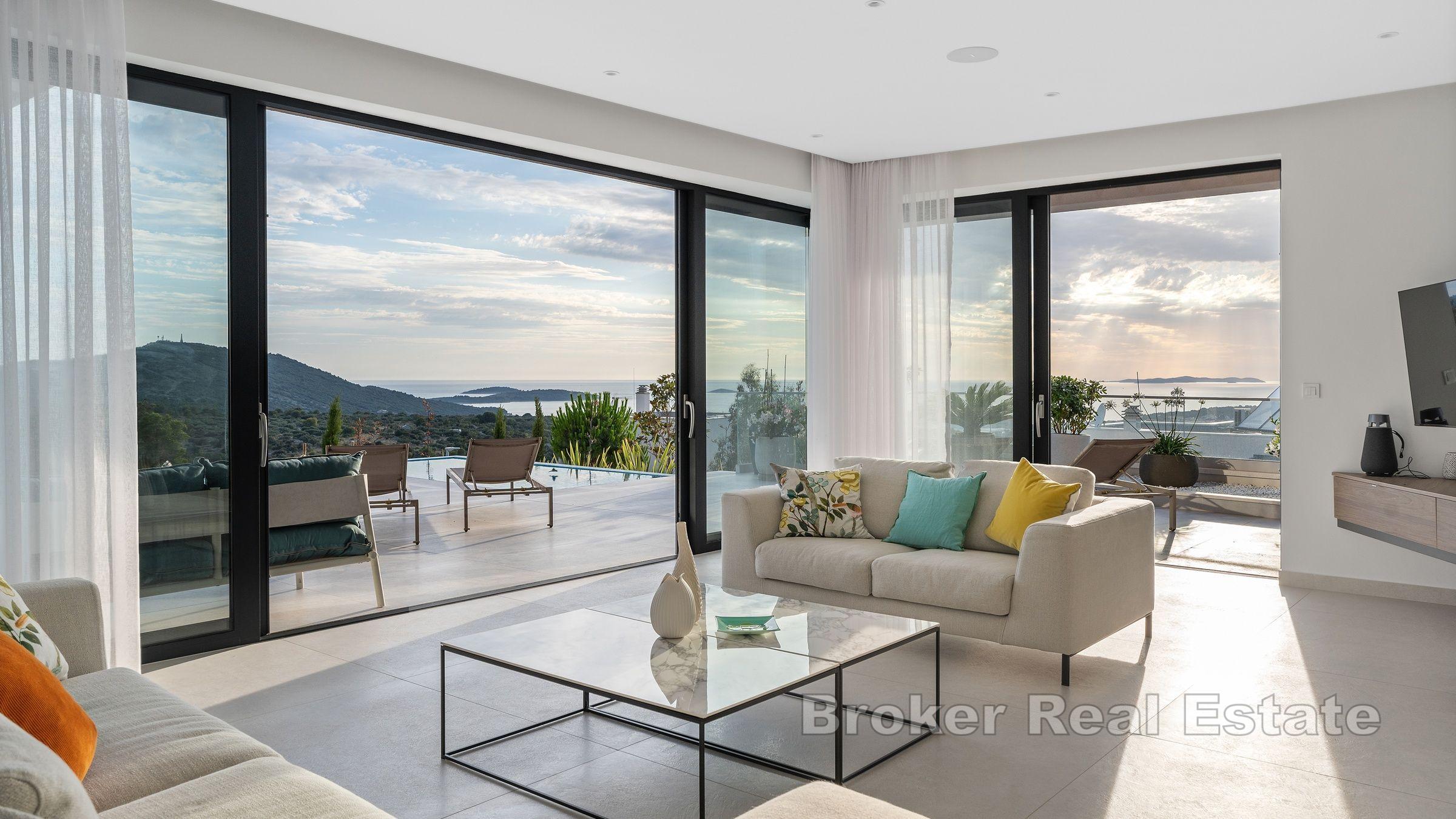 Villa de luxe en position dominante avec vue sur la mer