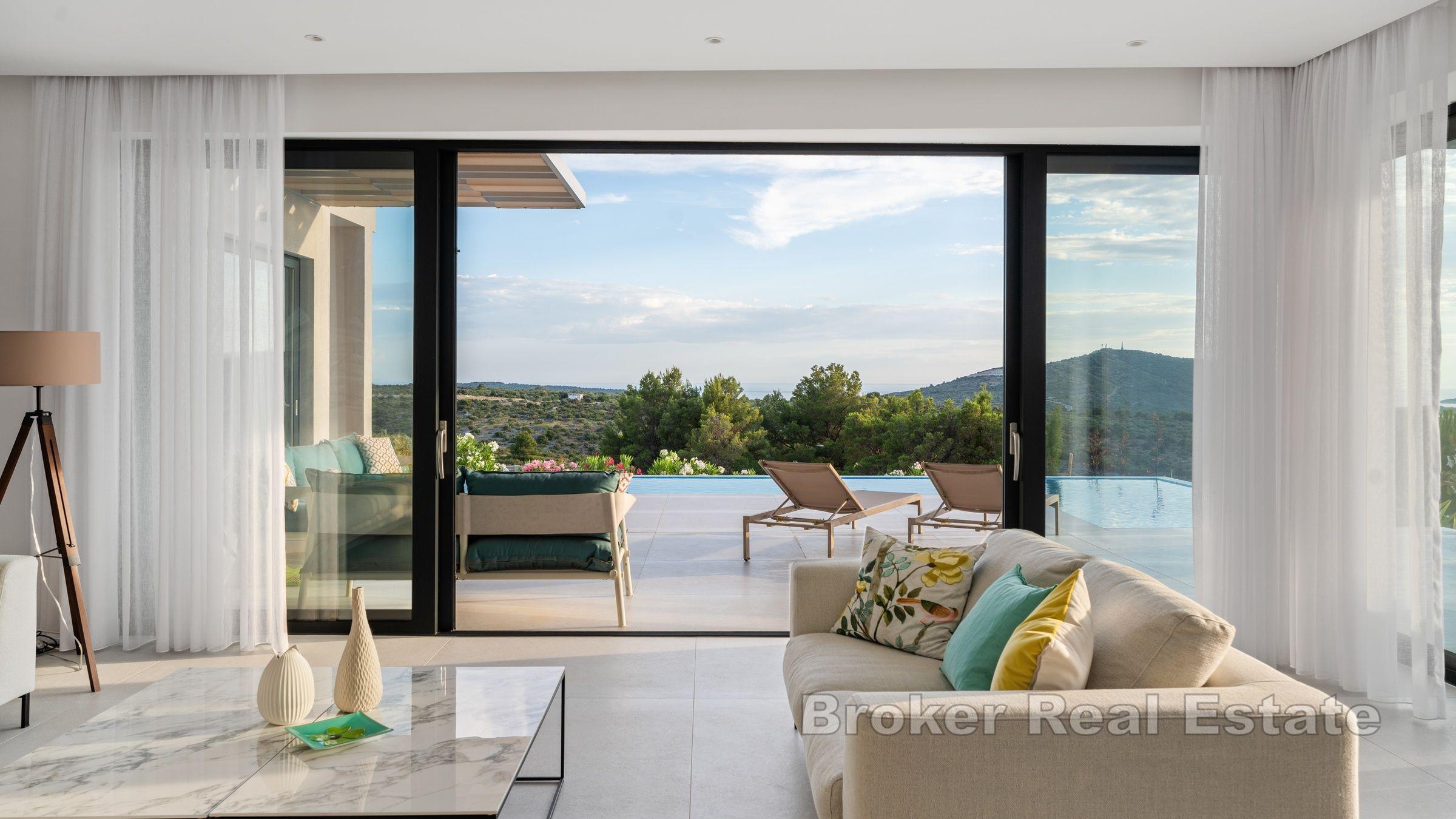 Villa de luxe en position dominante avec vue sur la mer