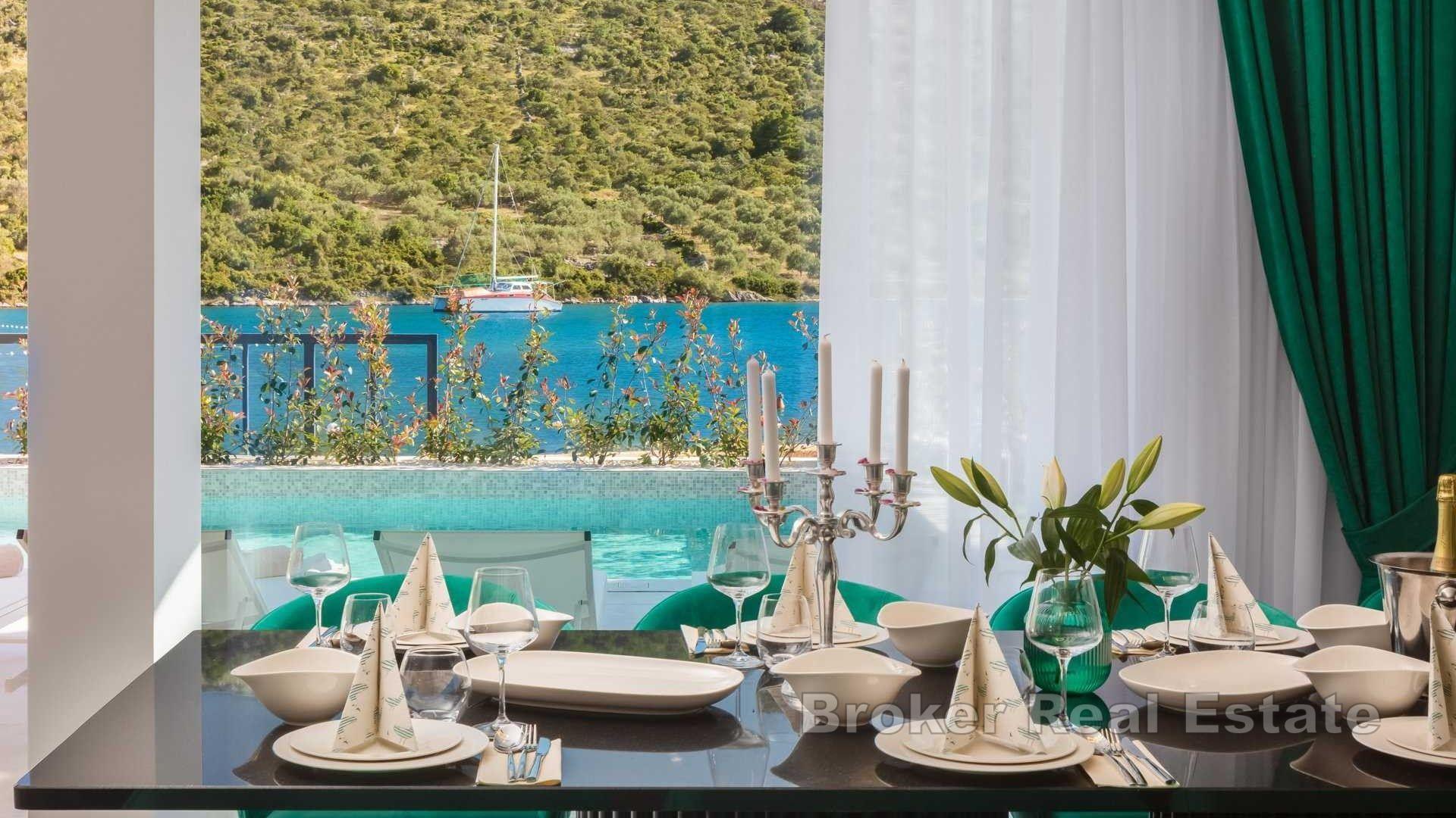 Villa moderna di nuova costruzione con piscina in prima fila al mare