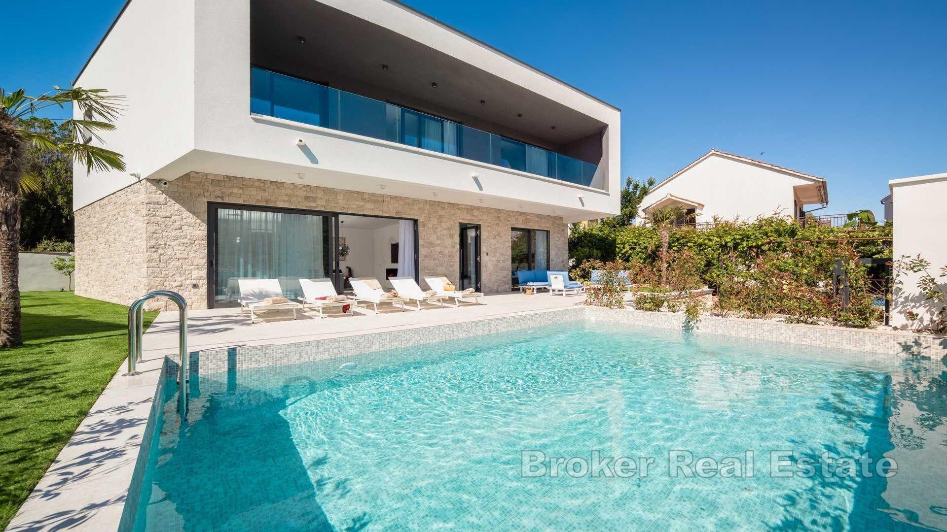 Villa moderna di nuova costruzione con piscina in prima fila al mare