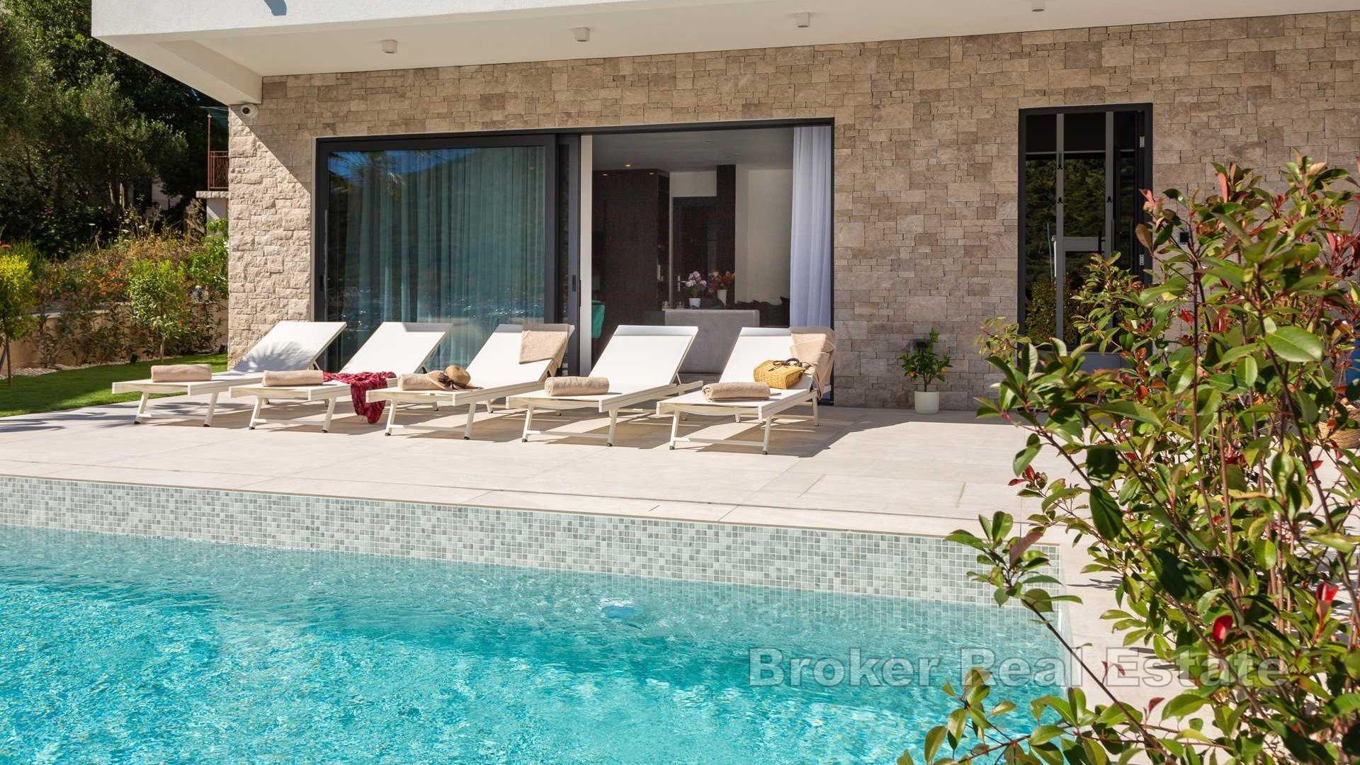 Villa moderna di nuova costruzione con piscina in prima fila al mare