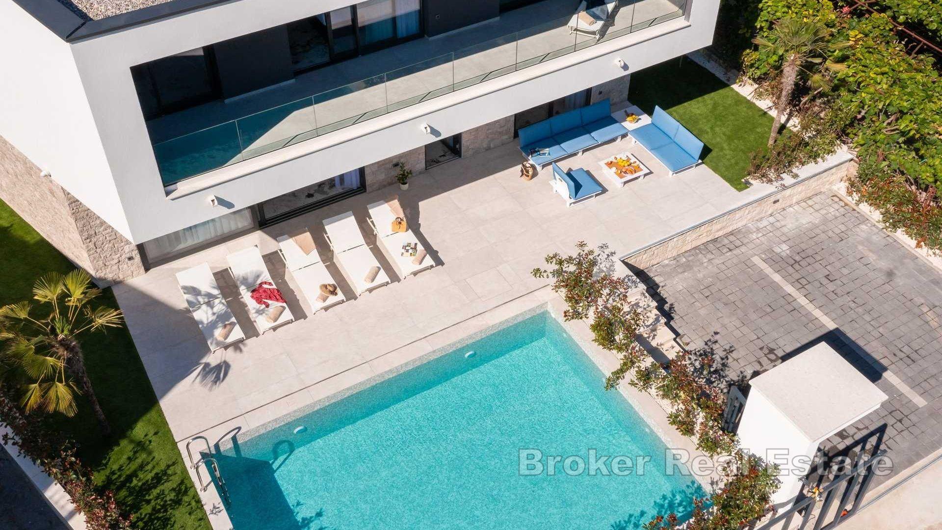 Villa moderna di nuova costruzione con piscina in prima fila al mare