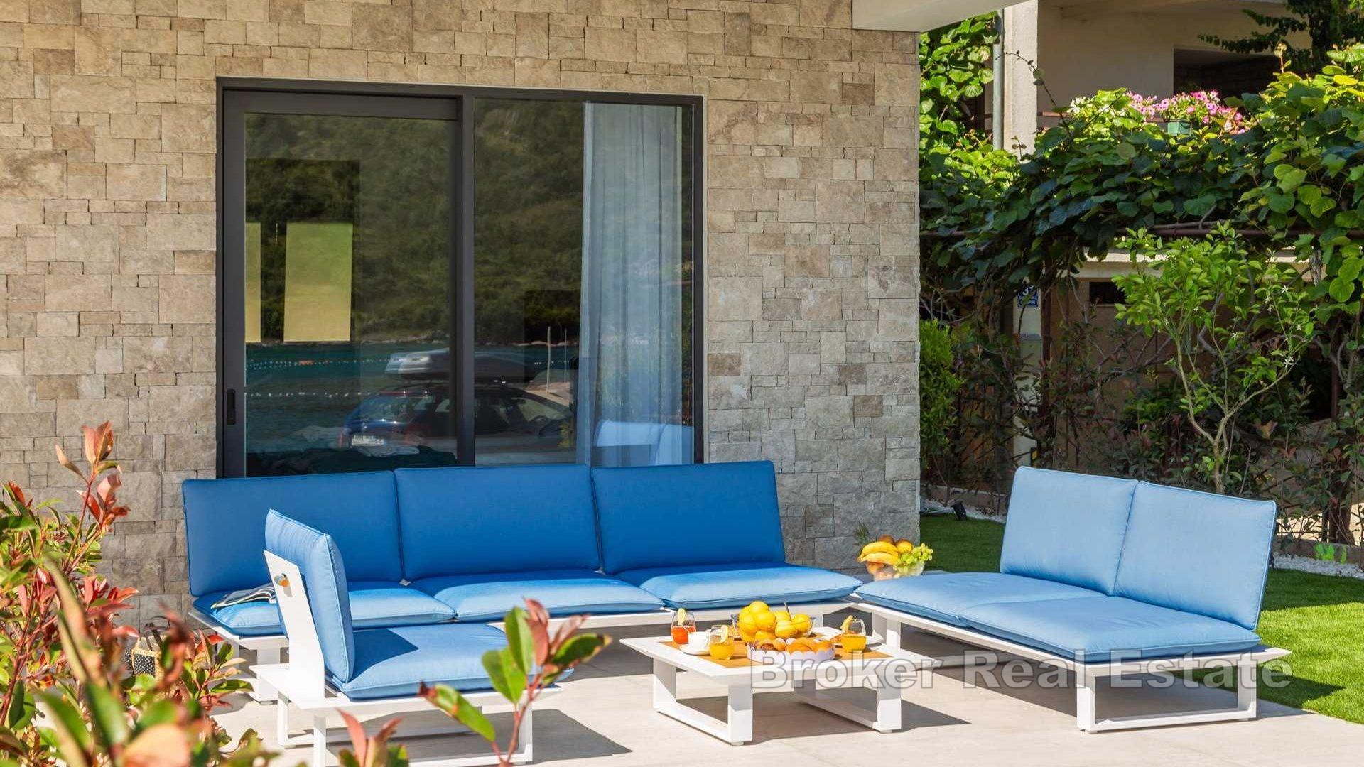 Villa moderna di nuova costruzione con piscina in prima fila al mare