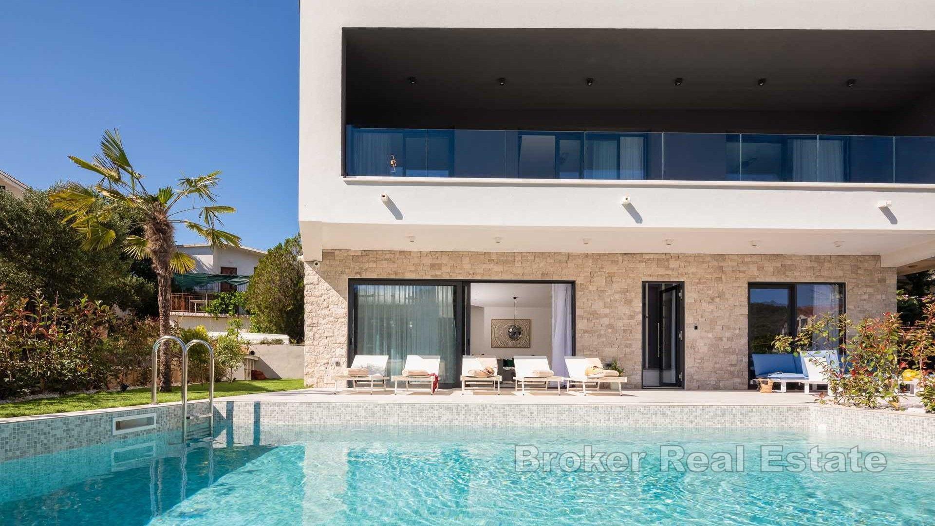 Villa moderna di nuova costruzione con piscina in prima fila al mare