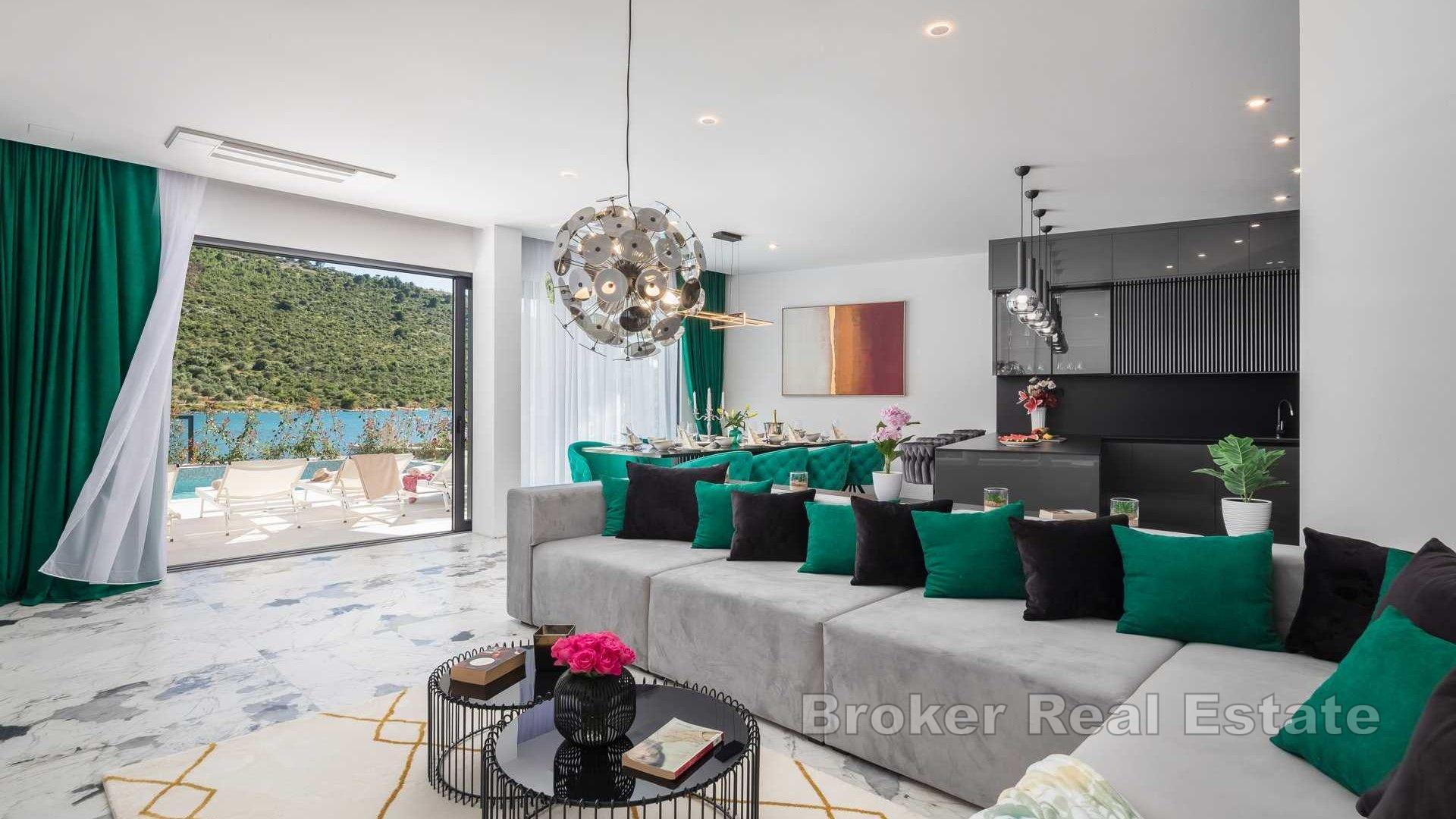 Недавно построенная современная вилла с бассейном в первом ряду от моря