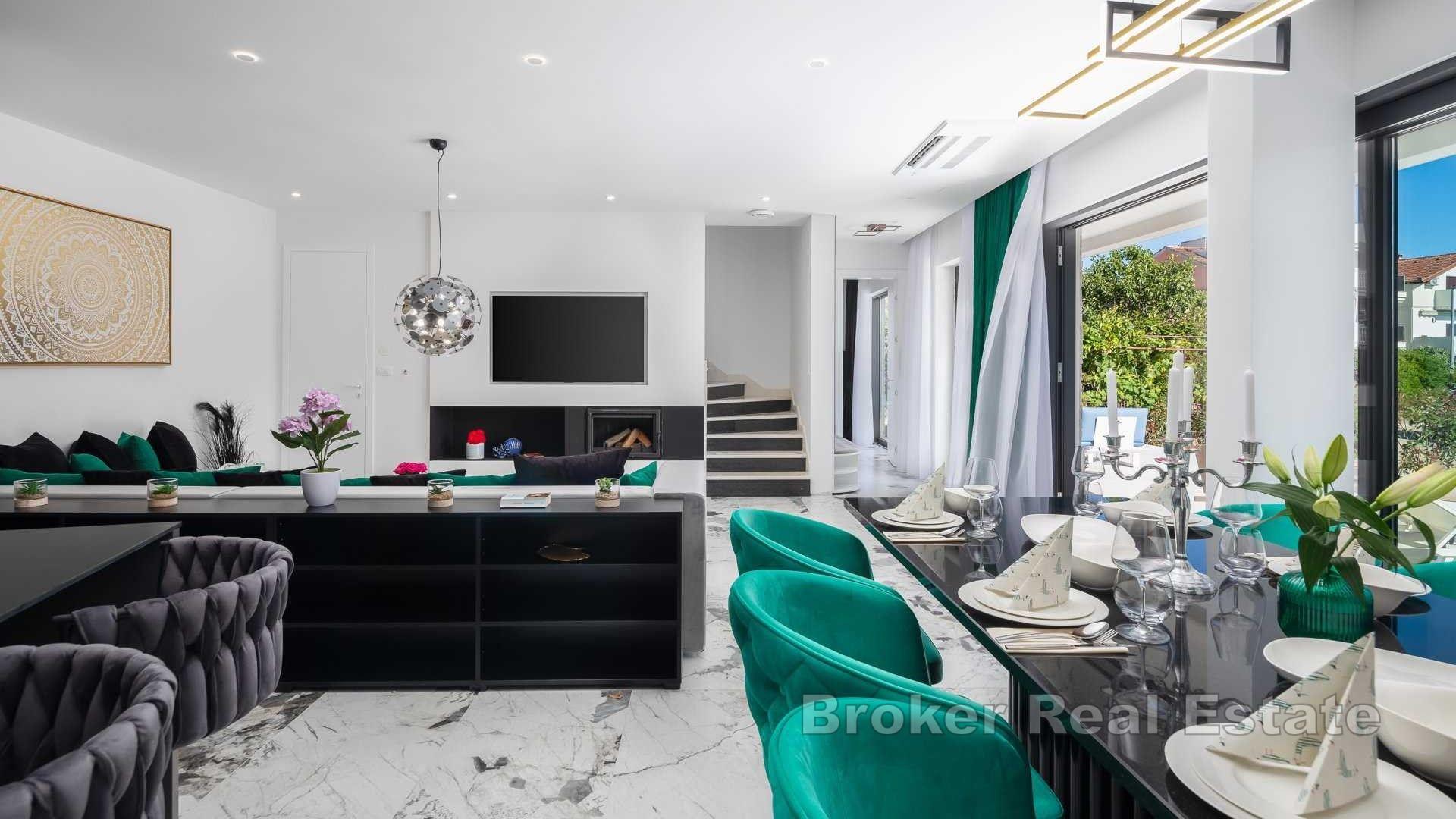 Недавно построенная современная вилла с бассейном в первом ряду от моря