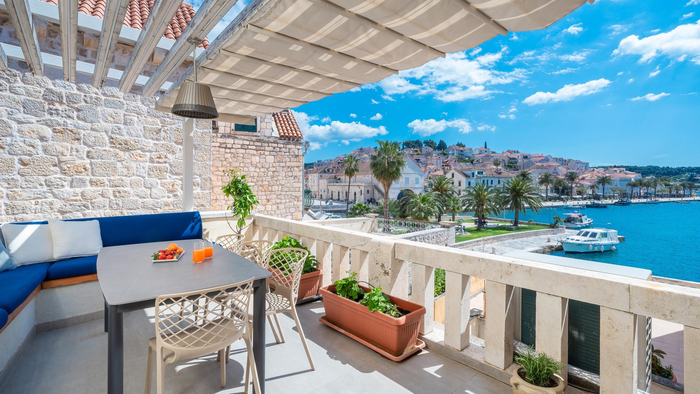 001-2022-426-island-hvar-apartment-in-the-center-with-sea-view-and-terrace-for-sale