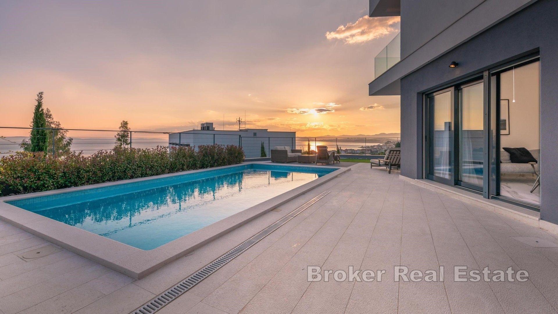 Lyxig villa med pool och havsutsikt