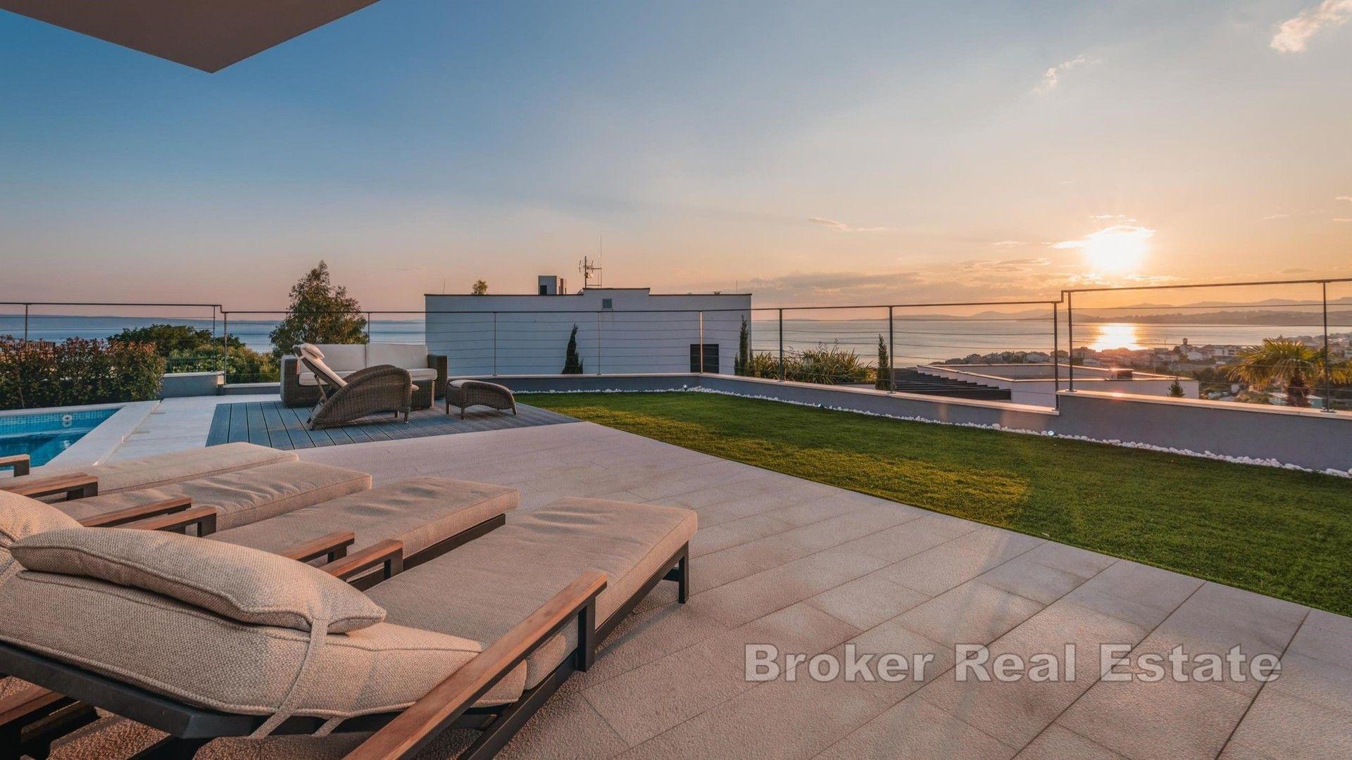 Luxusvilla mit Pool und Meerblick