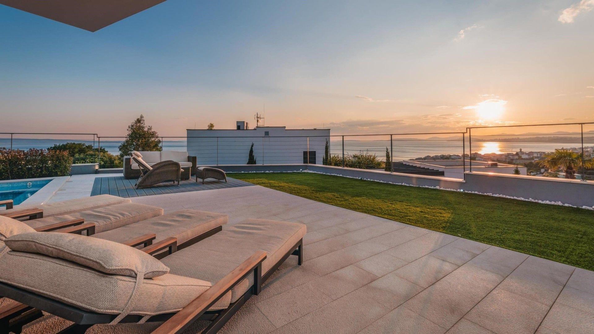 Luxusní vila s bazénem a výhledem na moře