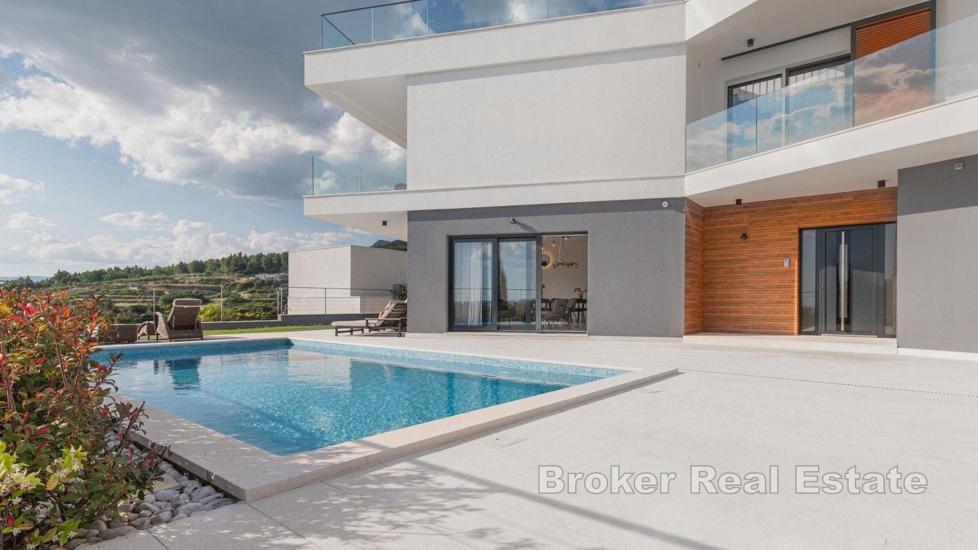 Luxusvilla mit Pool und Meerblick