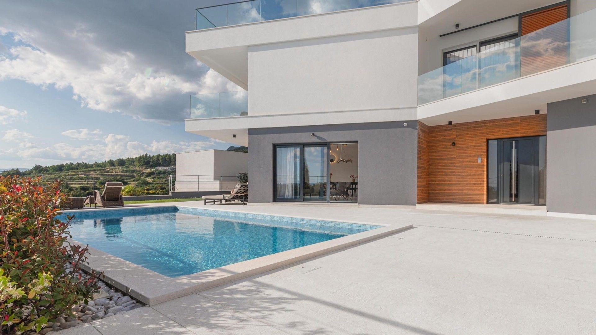 Luxusní vila s bazénem a výhledem na moře