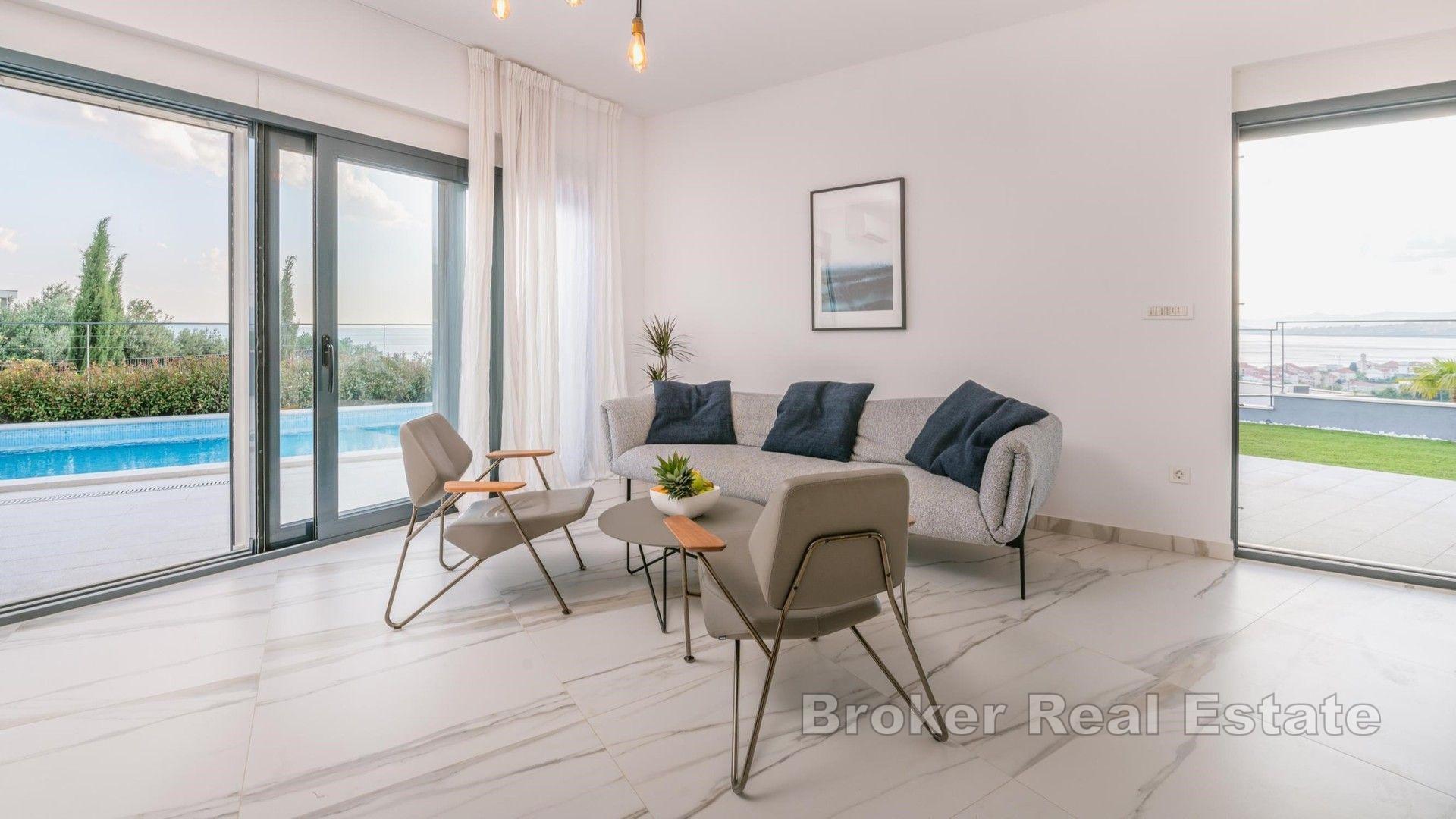 Luxusvilla mit Pool und Meerblick