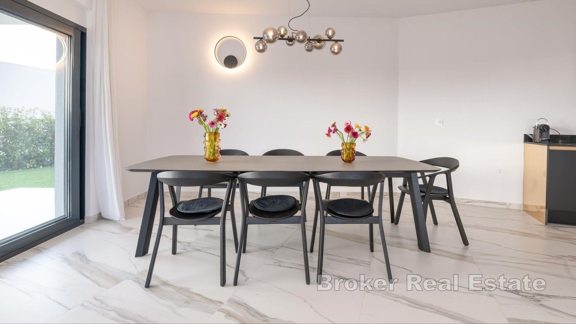 Lyxig villa med pool och havsutsikt