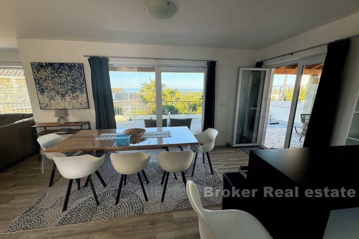 Et vakkert hus i en høyde med en fortryllende utsikt