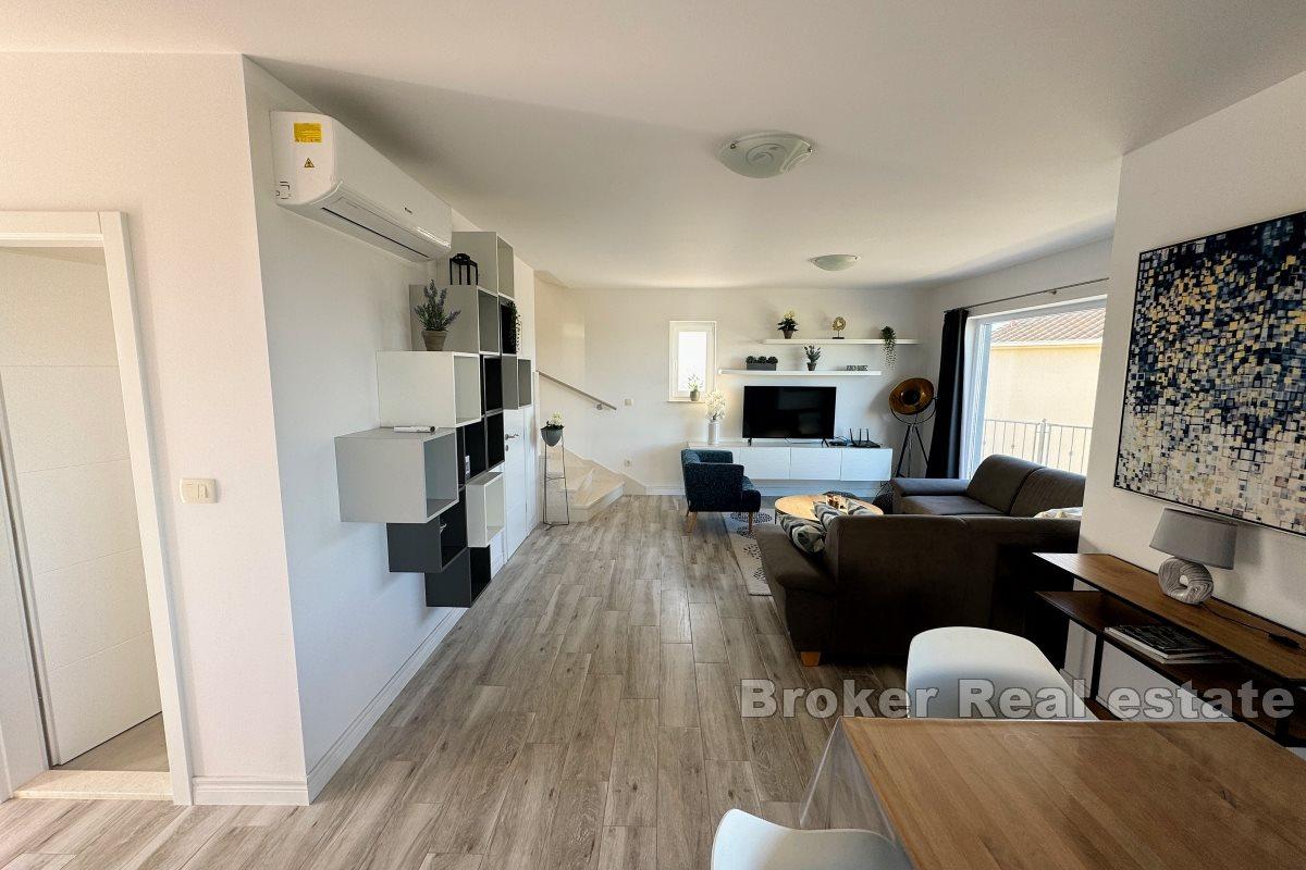 Et vakkert hus i en høyde med en fortryllende utsikt