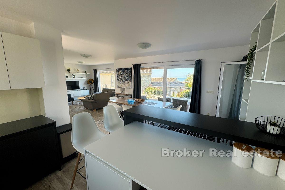 Et vakkert hus i en høyde med en fortryllende utsikt