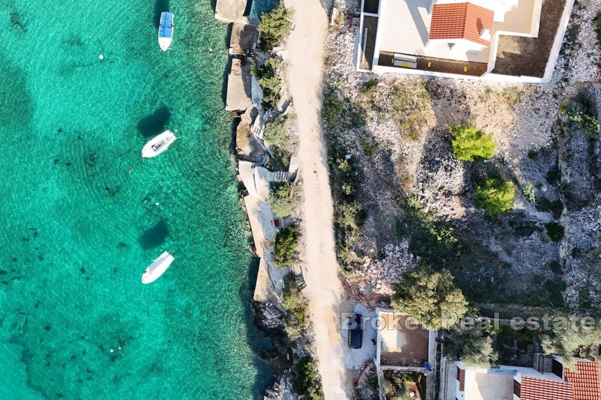 Terrain en première ligne de la mer avec permis de construire