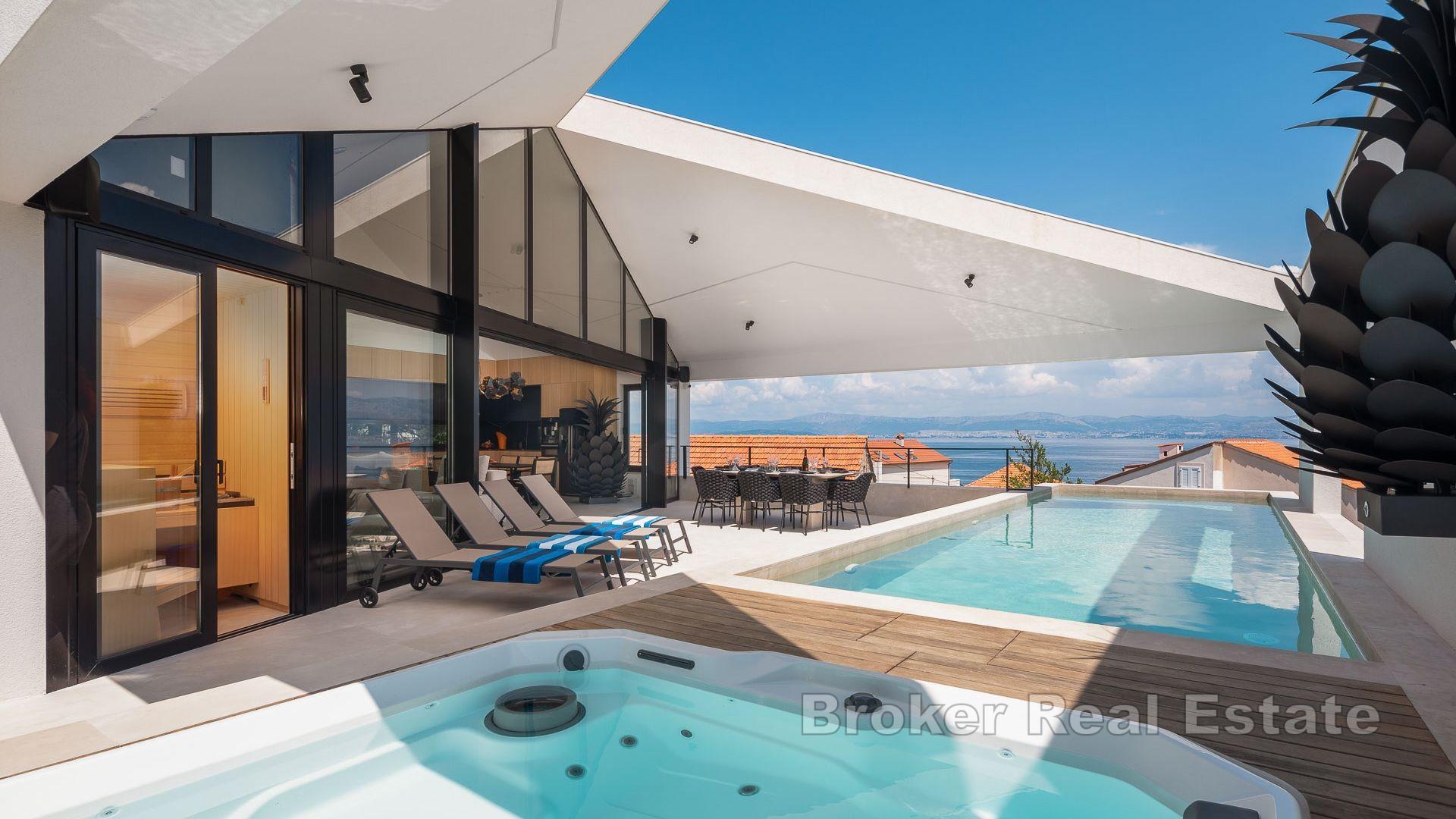 Villa moderna con vista mare