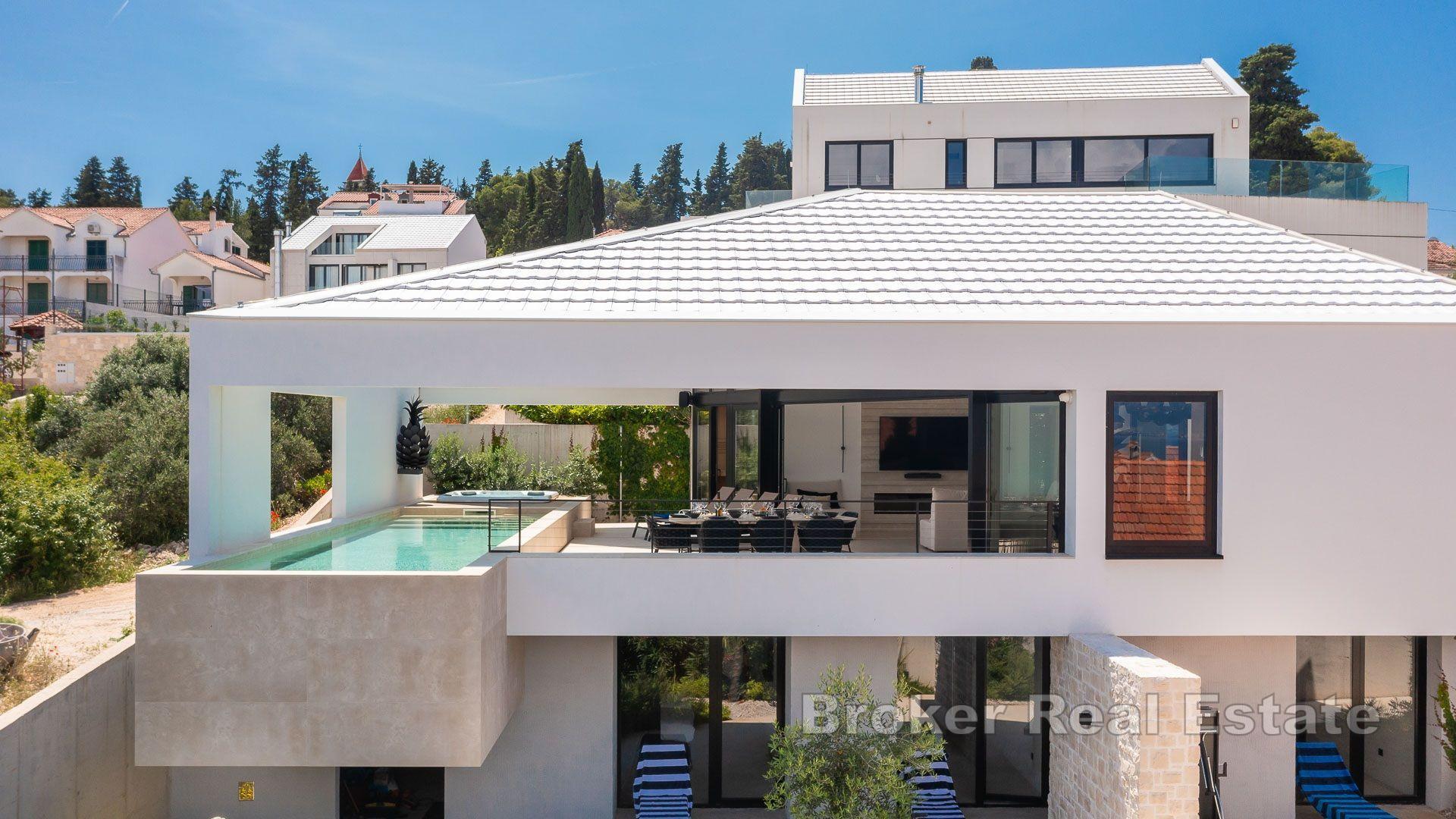 Villa moderna con vista mare