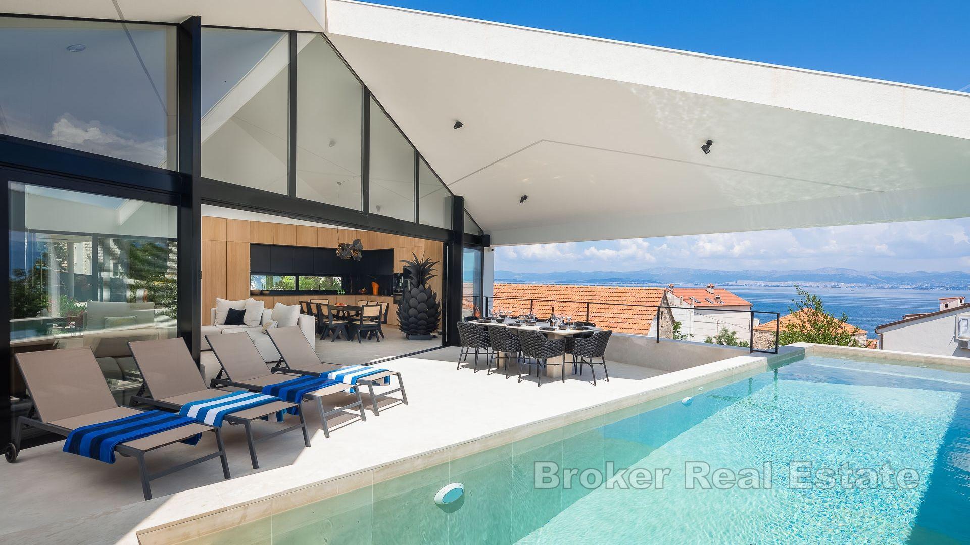 Villa moderna con vista mare