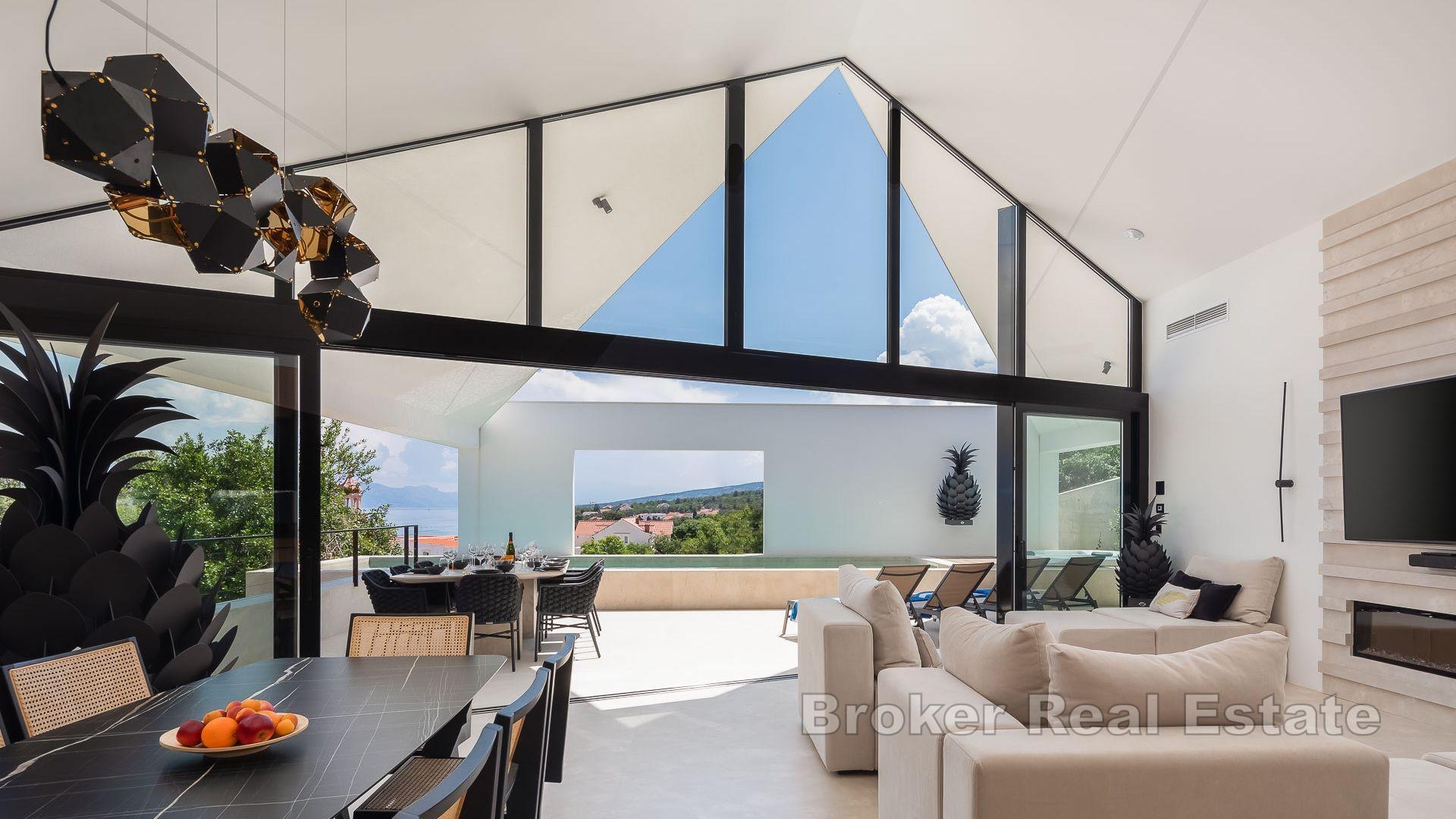 Moderne villa med havutsikt