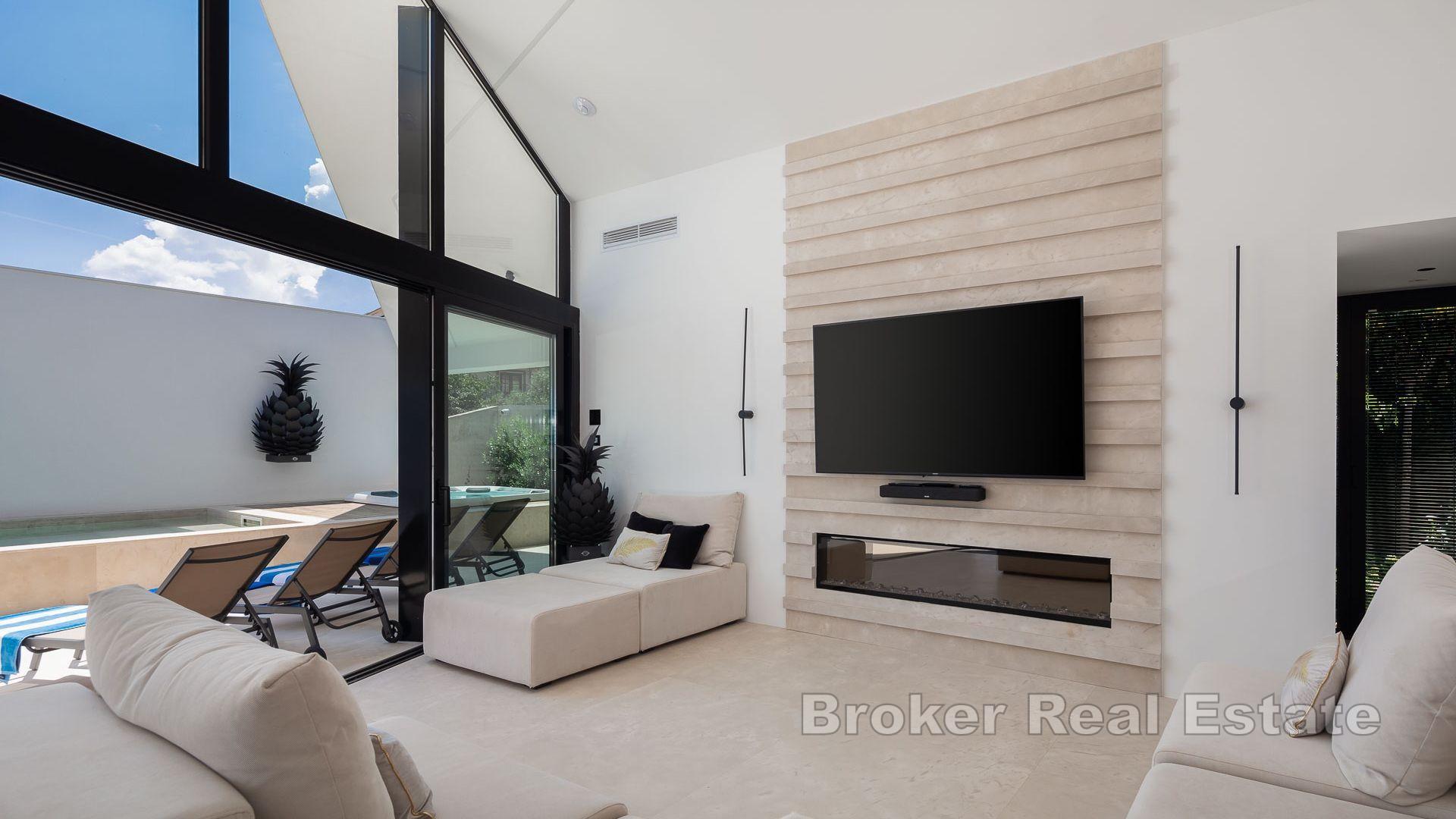 Moderne villa med havutsikt