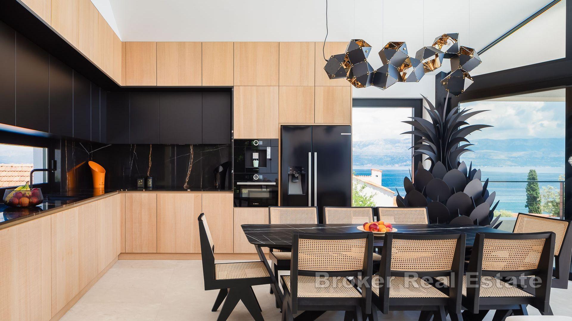 Moderne villa med havutsikt