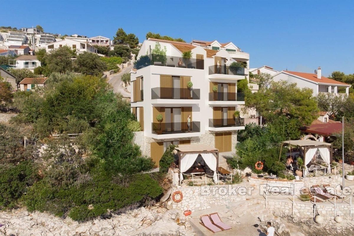 Apartmanska kuća u prvom redu do mora